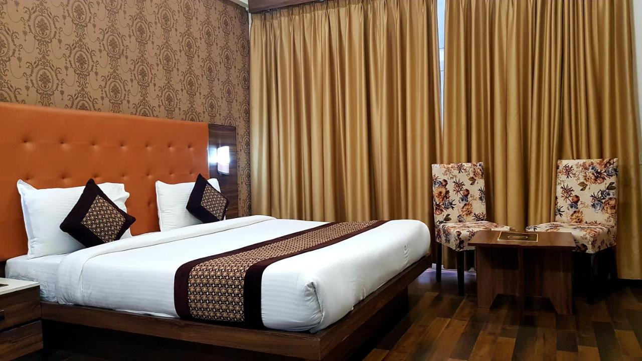 Hotel Citi Inn Grande Zirakpur Esterno foto